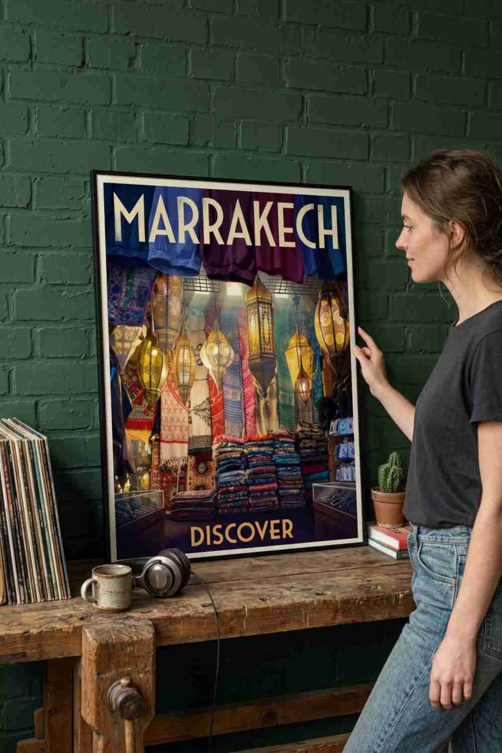 Tienda con lámparas y productos árabes en el mercado de la Alcaicería de Granada, España