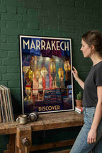 Tienda con lámparas y productos árabes en el mercado de la Alcaicería de Granada, España
