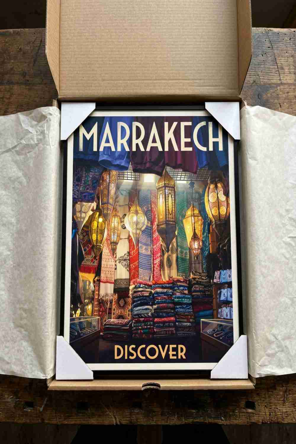 Tienda con lámparas y productos árabes en el mercado de la Alcaicería de Granada, España