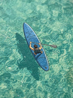 Izzi Gomez supeando en el North Shore